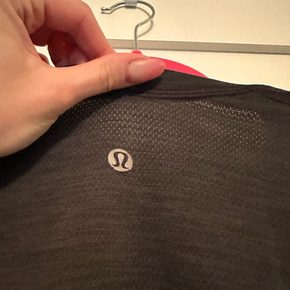 Lululemon Men’s Black Sz L Short Sleeve Shirt - Picture 4 of 4